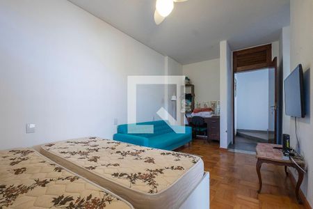 Casa à venda com 453m², 6 quartos e 4 vagas Casa à venda com 453m², 6 quartos e 4 vagasSala/Quarto