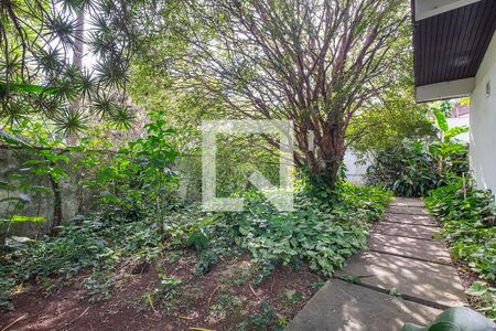 Casa à venda com 453m², 6 quartos e 4 vagas Casa à venda com 453m², 6 quartos e 4 vagasQuintal