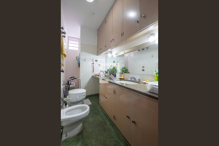 Casa à venda com 453m², 6 quartos e 4 vagas Casa à venda com 453m², 6 quartos e 4 vagasSuíte - Banheiro