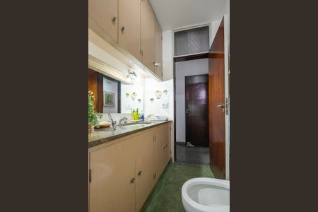 Casa à venda com 453m², 6 quartos e 4 vagas Casa à venda com 453m², 6 quartos e 4 vagasSuíte - Banheiro