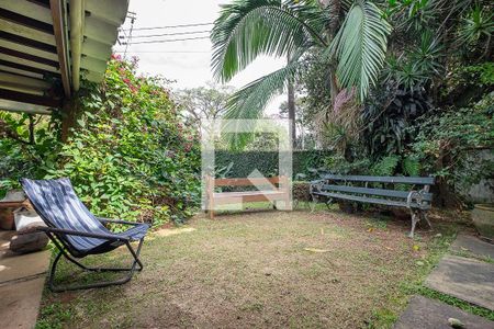 Casa à venda com 453m², 6 quartos e 4 vagas Casa à venda com 453m², 6 quartos e 4 vagasQuintal