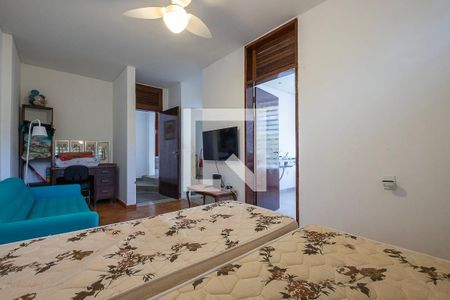 Casa à venda com 453m², 6 quartos e 4 vagas Casa à venda com 453m², 6 quartos e 4 vagasSala/Quarto