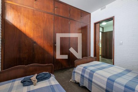 Casa à venda com 453m², 6 quartos e 4 vagas Casa à venda com 453m², 6 quartos e 4 vagasQuarto 4