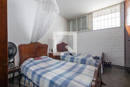 Casa à venda com 453m², 6 quartos e 4 vagas Casa à venda com 453m², 6 quartos e 4 vagasQuarto 4