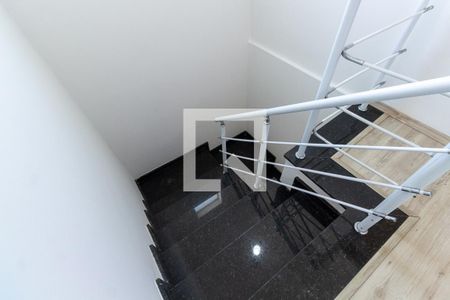 Casa para alugar com 200m², 2 quartos e 2 vagasEscada