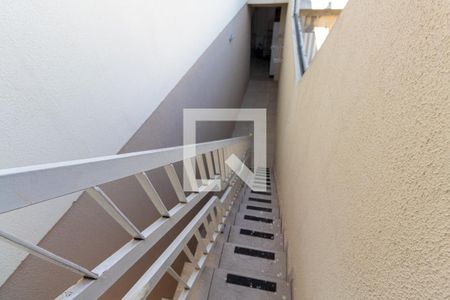 Casa para alugar com 200m², 2 quartos e 2 vagasEscada