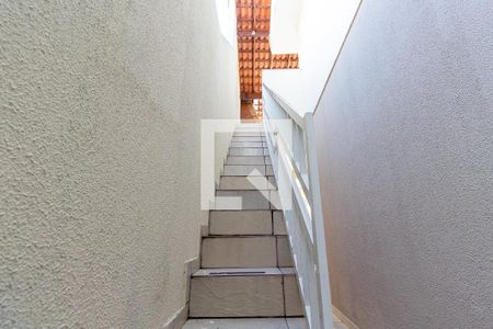 Casa para alugar com 200m², 2 quartos e 2 vagasEscada