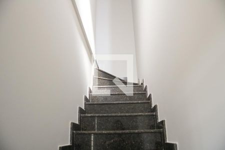 escada de casa de condomínio para alugar com 2 quartos, 60m² em Vila Constança, São Paulo