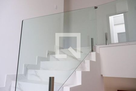 Casa à venda com 163m², 3 quartos e 3 vagas Casa à venda com 163m², 3 quartos e 3 vagasEscada