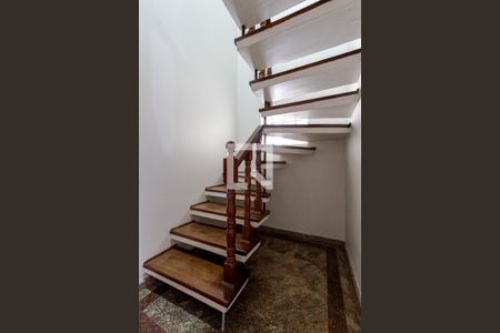 Casa à venda com 220m², 3 quartos e 3 vagas Casa à venda com 220m², 3 quartos e 3 vagasEscada Quartos
