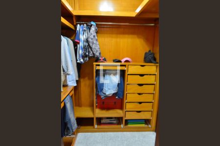 Casa à venda com 513m², 4 quartos e 2 vagas Casa à venda com 513m², 4 quartos e 2 vagasCloset da suíte 2