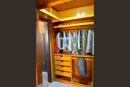 Casa à venda com 513m², 4 quartos e 2 vagas Casa à venda com 513m², 4 quartos e 2 vagasCloset da suíte 2