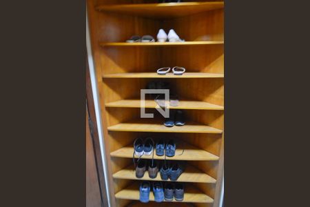 Casa à venda com 513m², 4 quartos e 2 vagas Casa à venda com 513m², 4 quartos e 2 vagasCloset da suíte 2