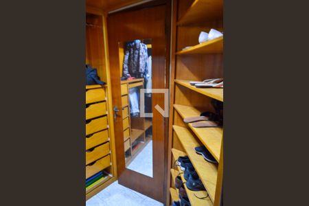 Casa à venda com 513m², 4 quartos e 2 vagas Casa à venda com 513m², 4 quartos e 2 vagasCloset da suíte 2