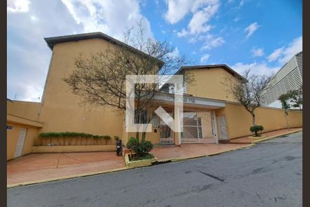 Casa de condomínio para alugar com 135m², 3 quartos e 2 vagas Casa de condomínio para alugar com 135m², 3 quartos e 2 vagasFachada e portaria