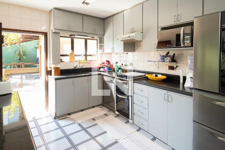 Casa para alugar com 320m², 4 quartos e 4 vagasCozinha 