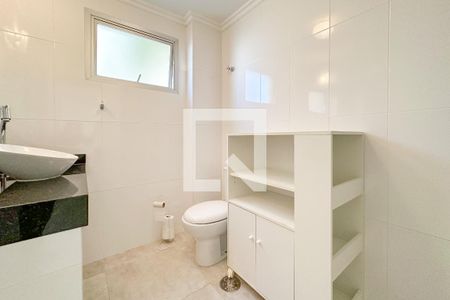 Banheiro de apartamento para alugar com 1 quarto, 50m² em Jardim Ana Maria, Guarujá
