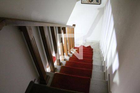 Casa à venda com 230m², 2 quartos e 2 vagasEscada