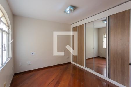Quarto 2  de casa à venda com 5 quartos, 400m² em Santa Cruz, Belo Horizonte