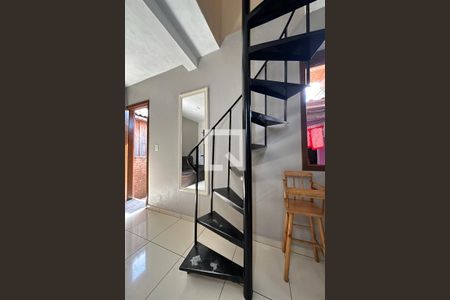 Casa à venda com 120m², 4 quartos e 2 vagasEscada