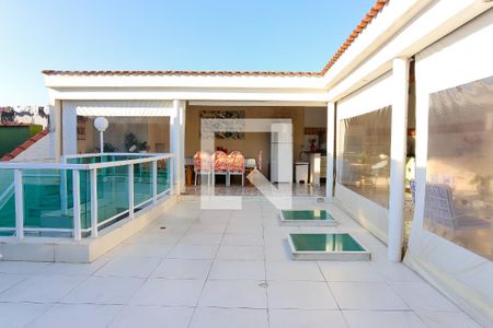 Casa à venda com 384m², 4 quartos e 3 vagas Casa à venda com 384m², 4 quartos e 3 vagasÁrea Externa