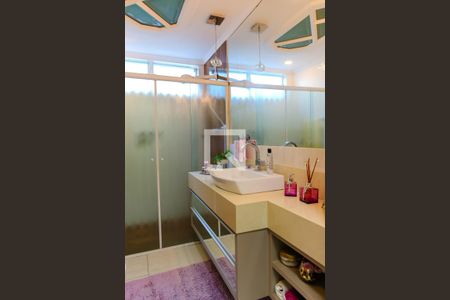 Casa à venda com 384m², 4 quartos e 3 vagas Casa à venda com 384m², 4 quartos e 3 vagasBanheiro