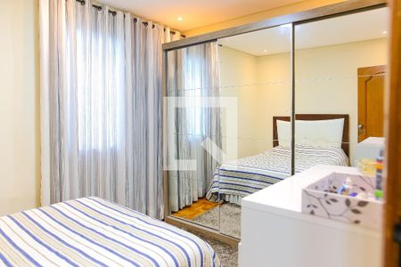 Casa à venda com 384m², 4 quartos e 3 vagas Casa à venda com 384m², 4 quartos e 3 vagasQuarto 3