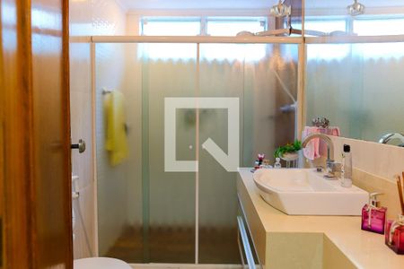 Casa à venda com 384m², 4 quartos e 3 vagas Casa à venda com 384m², 4 quartos e 3 vagasBanheiro