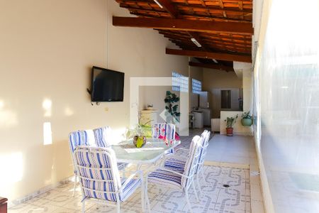 Casa à venda com 384m², 4 quartos e 3 vagas Casa à venda com 384m², 4 quartos e 3 vagasÁrea de Lazer