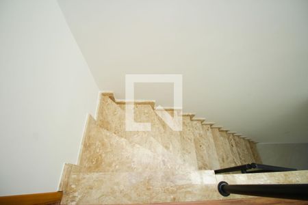 Casa à venda com 135m², 3 quartos e 2 vagas Casa à venda com 135m², 3 quartos e 2 vagasEscada