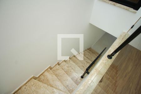 Casa à venda com 135m², 3 quartos e 2 vagas Casa à venda com 135m², 3 quartos e 2 vagasEscada