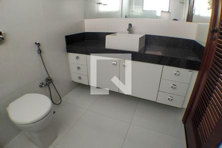 Casa à venda com 198m², 4 quartos e 2 vagasBanheiro da Suíte