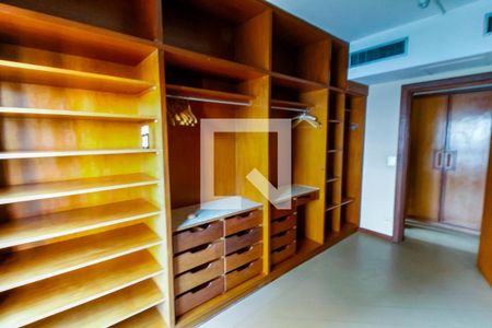 Apartamento para alugar com 320m², 6 quartos e 5 vagas Apartamento para alugar com 320m², 6 quartos e 5 vagasCloset da suíte 3