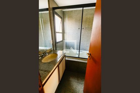 Apartamento para alugar com 320m², 6 quartos e 5 vagas Apartamento para alugar com 320m², 6 quartos e 5 vagasBanheiro da Suíte 1