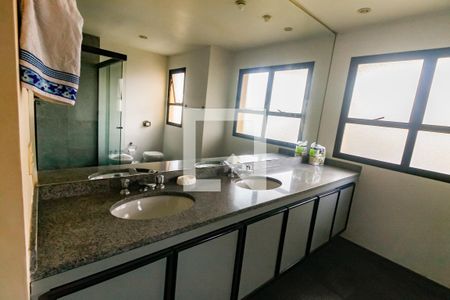 Apartamento para alugar com 320m², 6 quartos e 5 vagas Apartamento para alugar com 320m², 6 quartos e 5 vagasBanheiro da Suíte 3