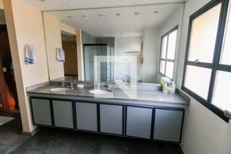 Apartamento para alugar com 320m², 6 quartos e 5 vagas Apartamento para alugar com 320m², 6 quartos e 5 vagasBanheiro da Suíte 3