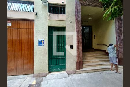 Apartamento à venda com 120m², 3 quartos e sem vaga Apartamento à venda com 120m², 3 quartos e sem vagaFachada com cartaz QA