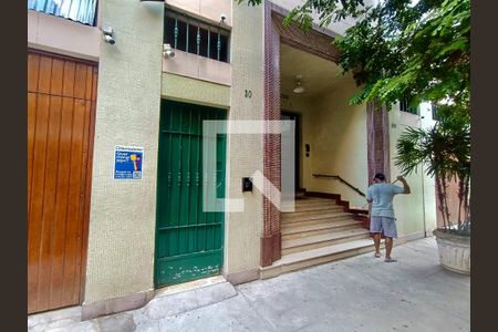 Apartamento à venda com 120m², 3 quartos e sem vaga Apartamento à venda com 120m², 3 quartos e sem vagaFachada com cartaz QA