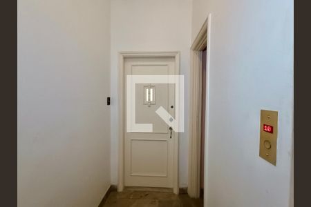 Apartamento à venda com 120m², 3 quartos e sem vaga Apartamento à venda com 120m², 3 quartos e sem vagaHall