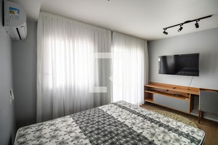 Studio para alugar com 27m², 1 quarto e sem vagaQuarto- detalhe ar condicionado, cama, luminárias, TV