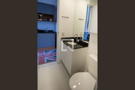 Studio para alugar com 27m², 1 quarto e sem vagaBanheiro- detalhe porta de entrada, Cuba e espelho
