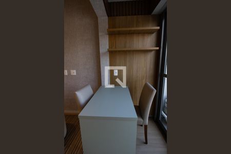 Sala - detalhe mesa e cadeiras de kitnet/studio à venda com 1 quarto, 27m² em Vila Nova Conceição, São Paulo