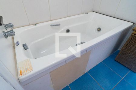 Casa à venda com 211m², 3 quartos e 2 vagasBanheiro da Suíte 1 Detalhe