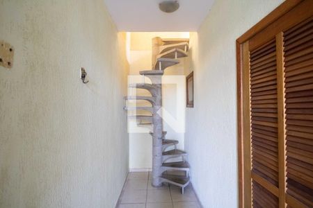 Casa para alugar com 150m², 2 quartos e 2 vagas Casa para alugar com 150m², 2 quartos e 2 vagasEscada