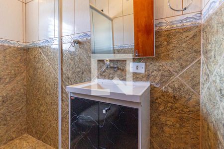 Casa para alugar com 100m², 2 quartos e 2 vagasBanheiro da suíte