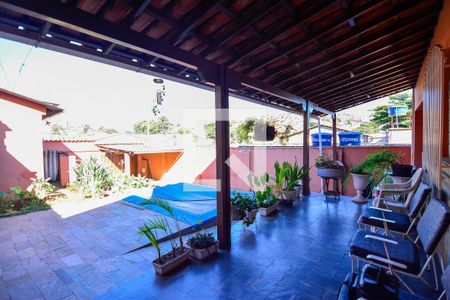 Casa à venda com 300m², 3 quartos e 5 vagas Casa à venda com 300m², 3 quartos e 5 vagasÁrea comum - Piscina