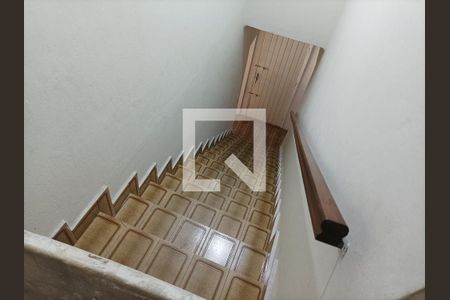 Casa para alugar com 336m², 2 quartos e 1 vagaEscadas quartos 