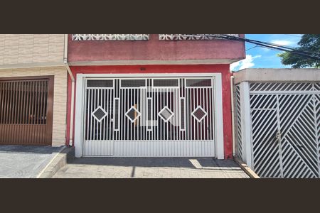 Casa à venda com 132m², 2 quartos e 2 vagas Casa à venda com 132m², 2 quartos e 2 vagasFachada