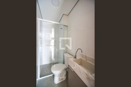 Banheiro social de kitnet/studio para alugar com 1 quarto, 24m² em Vila Santo Estevão, São Paulo