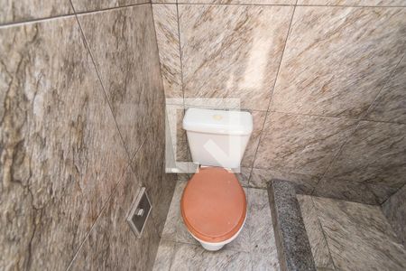 Casa para alugar com 344m², 3 quartos e 6 vagasBanheiro da garagem